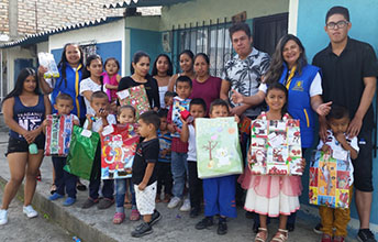 Padrinos UNIMAYOR regalan dosis de alegría