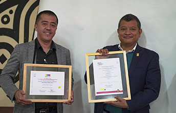 Fac. de Arte y Diseño UNIMAYOR entrega símbolos de reconocimiento a su Arquitecto, Sory Morales.