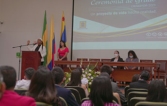 UNIMAYOR entrega a la Región nuevos graduados del programa inglés.