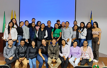 Estudiantes participan con éxito en conversatorio de Marketing Educativo.