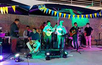Gran intervención artística en la Noche de Cultura y Café UNIMAYOR.