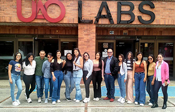 Estudiantes UNIMAYOR fortalecen sus habilidades financieras en la ciudad de Cali.