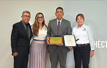 Rector de UNIMAYOR recibe reconocimiento nacional de ASCOLFA por su destacada dirección y gestión académica.