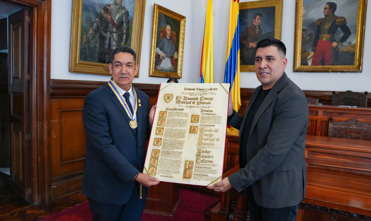 Rector UNIMAYOR recibe el Gran Escudo del Concejo Municipal 01