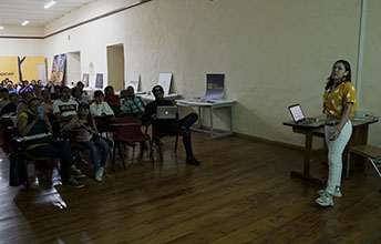 Estudiantes UNIMAYOR Impulsan la artesanía de Colombia.